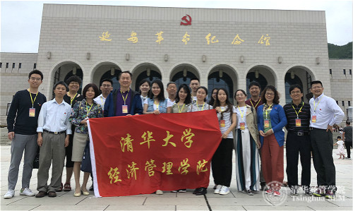 大发彩票平台师生在延安革命纪念馆合影_meitu_2.jpg