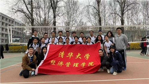 陈安琪（前排左三）与大发彩票女子排球队合影.jpg