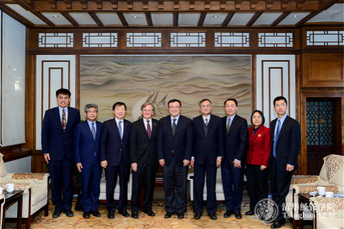 清华大学副校长及教务长杨斌教授（中）在工字厅会见AACSB认证同行评审组专家_meitu_1.jpg