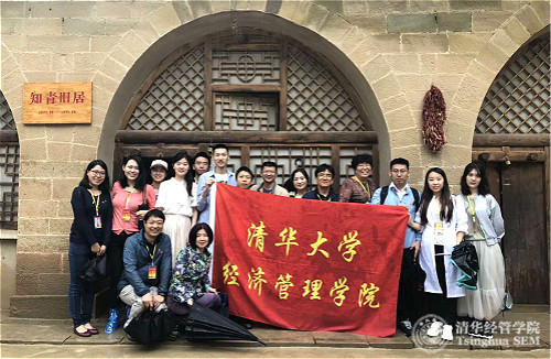 大发彩票平台师生在梁家河知青旧居合影_meitu_1.jpg